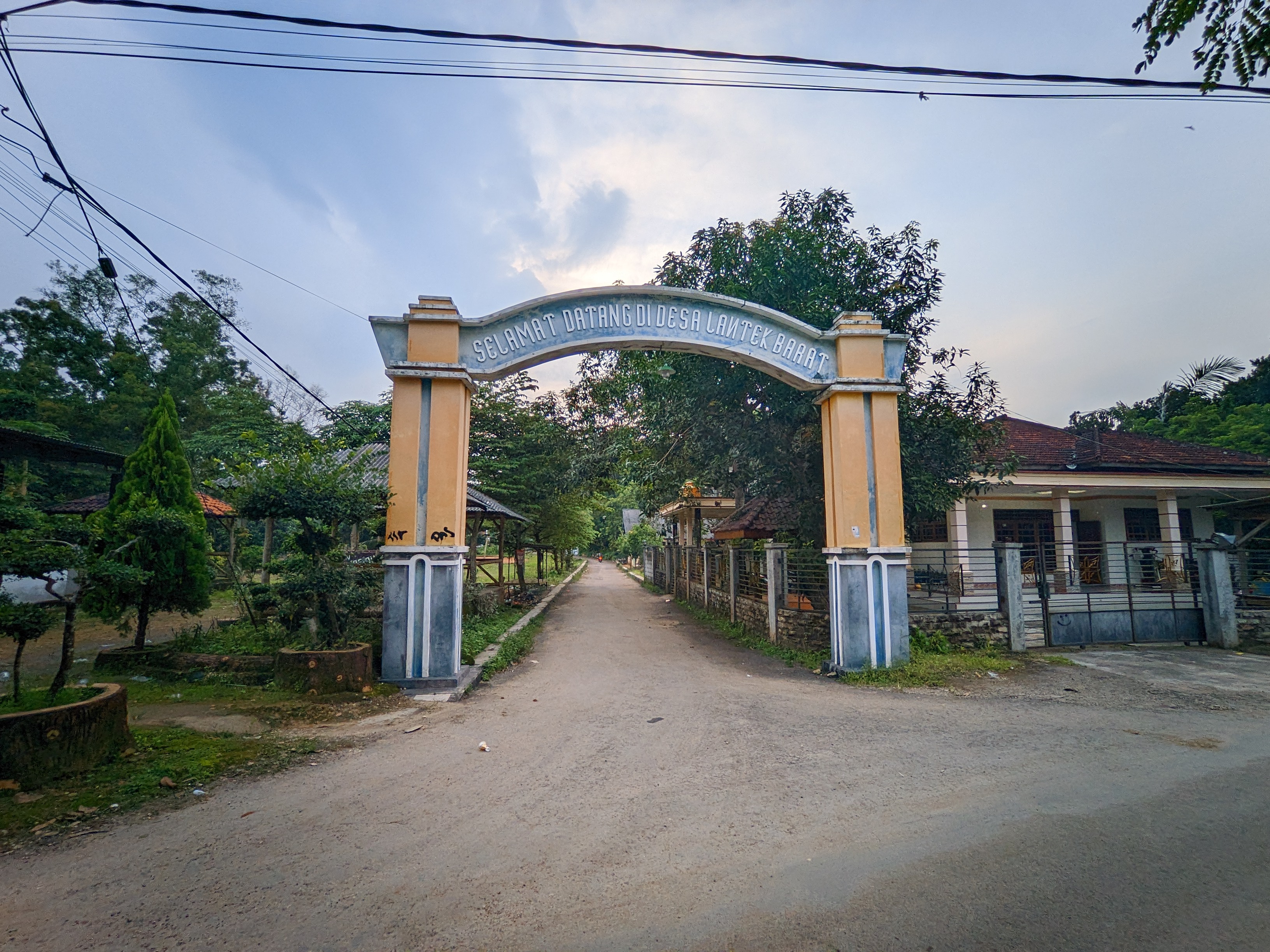 Gapura Desa Lantek Barat